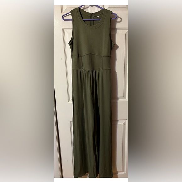 Unbranded Pants - Olive Green Women’s Wide Leg Flowy Back Zip Jumpsuit With Pockets Size M NWT’s